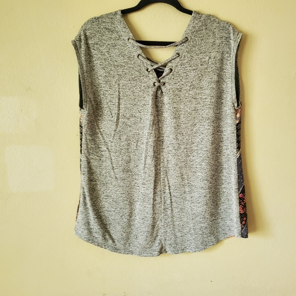 Maurices Gray V-Neck Graphic Print Back Short Sleeve Pullover Blouse Siz… - Picture 4 of 8